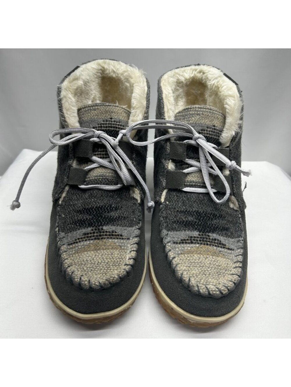 Minnetonka Women's Torrey Moccasin Boot 8M Gray Southwestern Pattern Faux Fur Li
